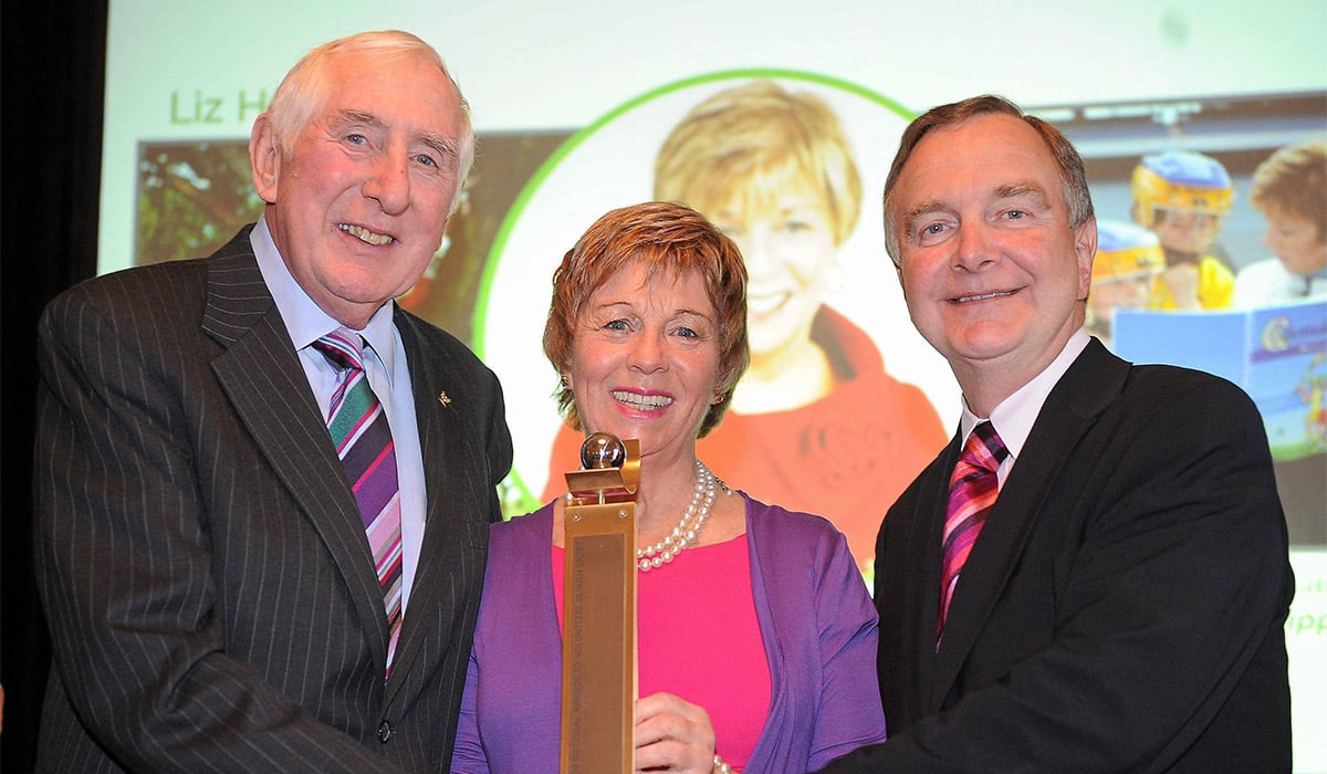 National Administrator of the Year Liz Howard, from Tipperary, is presented with her award by Irish Olympian Dr. Ronnie Delany, left, and Martin Cullen, TD, Minister for Arts, Sport and Tourism, at the Volunteers in Irish Sports Awards 2009. Farmleigh, Castleknock, Dublin. Pic: Brendan Moran / SPORTSFILE