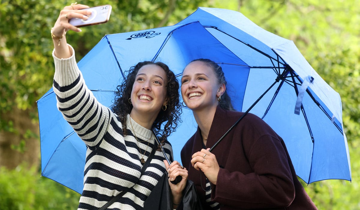 Lilly Truejen and Finja Hansen Wester, from Vienna, Austria, take a selfie in the rain at St Stephen's Green in Dublin. Pic: Leah Farrell/RollingNews.ie