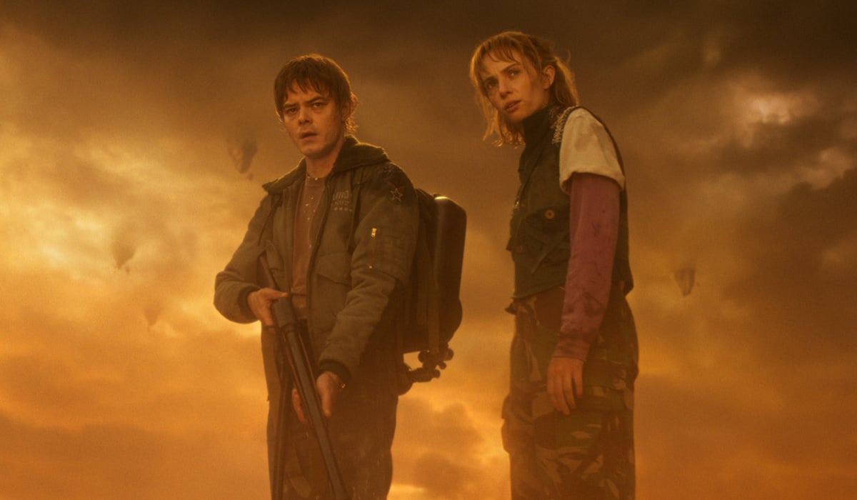 STRANGER THINGS: SEASON 5. (L to R) Charlie Heaton as Jonathan Byers and Maya Hawke as Robin Buckley in Stranger Things: Season 5. Cr. COURTESY OF NETFLIX © 2025