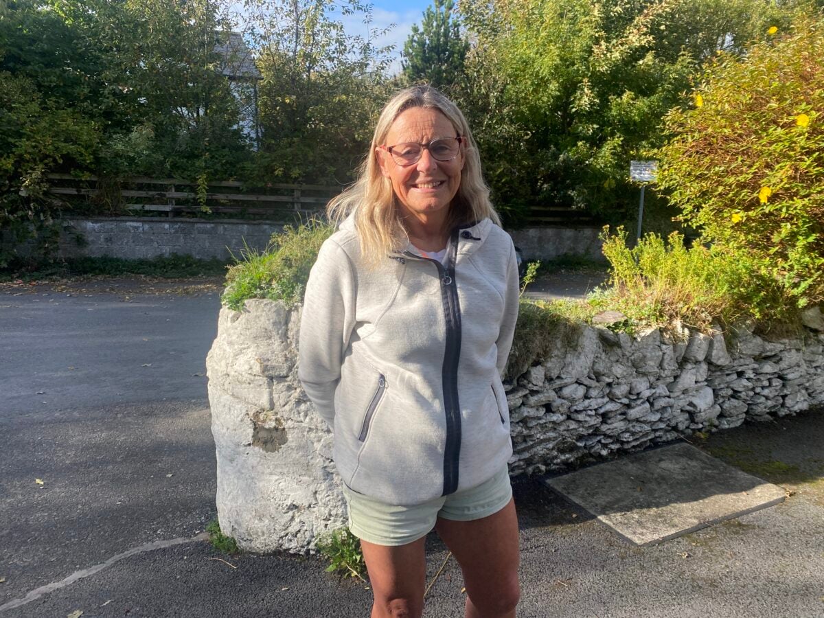 1 Siobhan Ui Mhathuna le cloisteail sa sraith Gaeilge sa Ghalltacht a Do