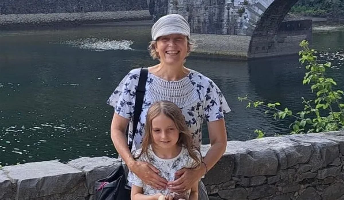 Nell Saffron Raven with her daughter Irena Raven Mereacre 1 2