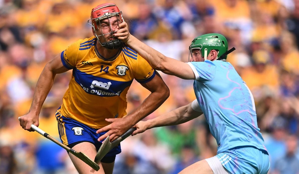 Limerick goalkeeper Nickie Quaid fouls Peter Duggan of Clare. Pic: Piaras Ó Mídheach/Sportsfile