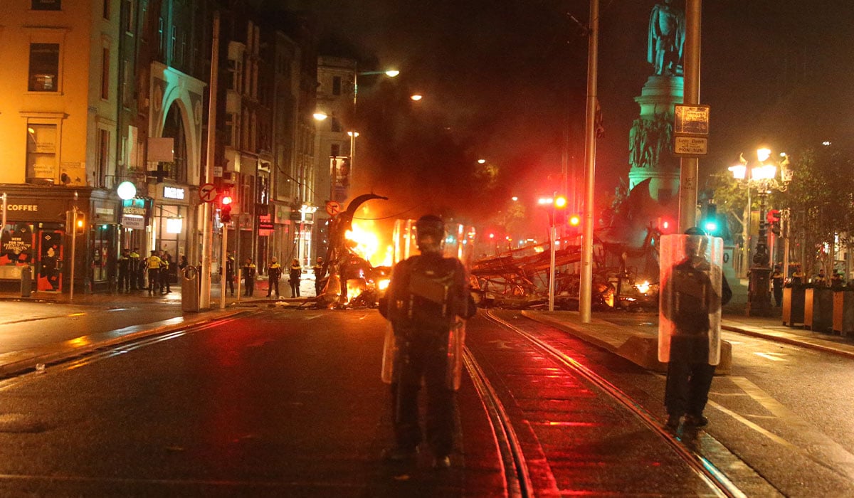 23/11/2023 Gardai on Dublin's O’Connell Street tonight. Violent scenes continue to unfold as members of the public took to the streets to protest after the incident on Parnell Square East Dublin this afternoon