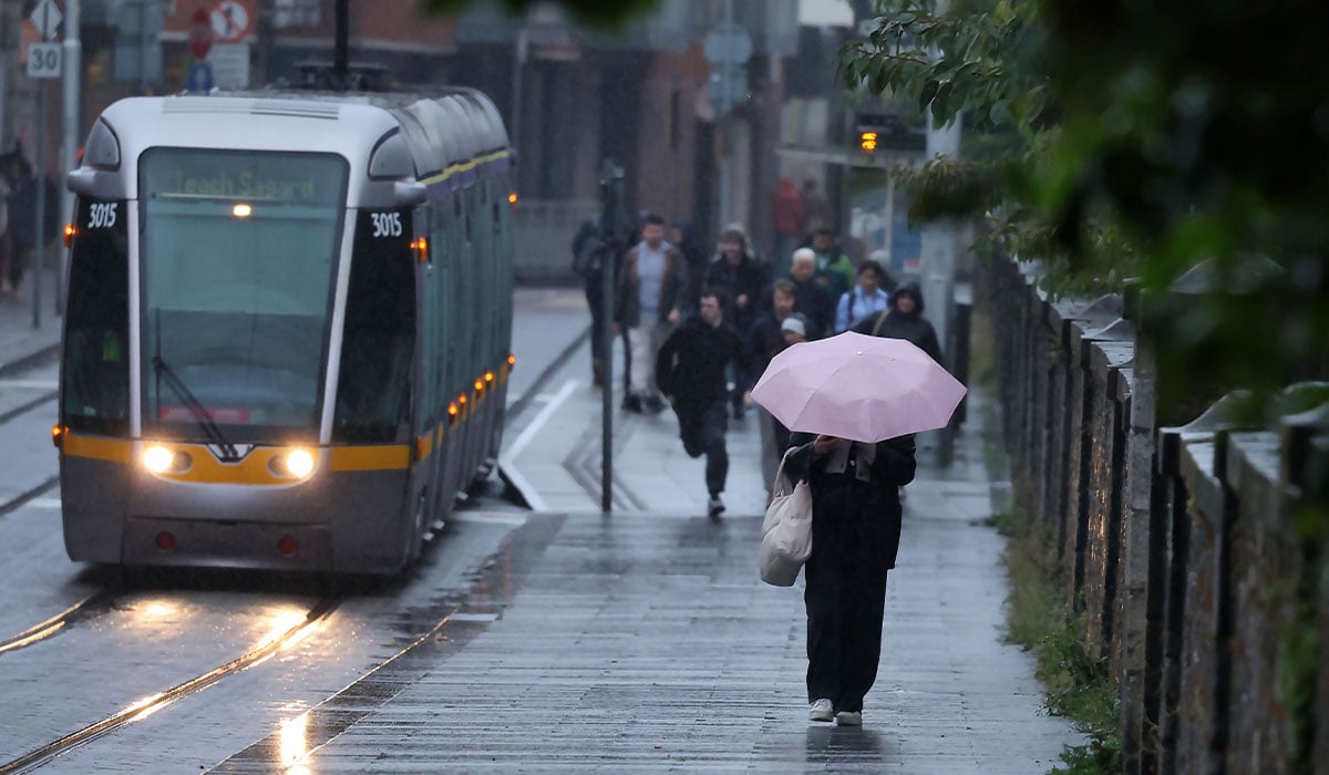 26/09/'24 Commuters battle the rain this evening i n Dublinn during the height of a yellow rain and wind warning Picture Colin Keegan, Collins Dublin
