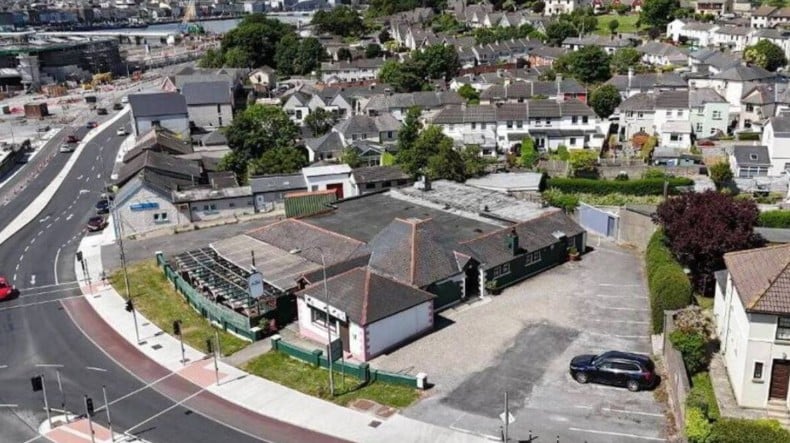 Helen's Bar & Restaurant