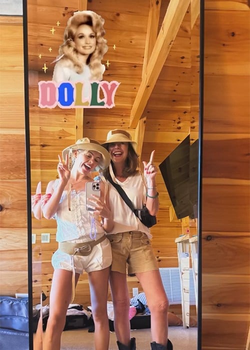 Saoirse-Monica Jackson and her mum visit Dollywood. Pic: Saoirse-Monica Jackson/Instagram