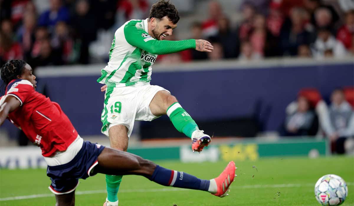 LILLE, FRANCE - SEPTEMBER 8: Troy Parrott of Real Betis scores the fifth goal to make it 2-3 in duel with Nathan Ngoy of Lille during the UEFA Champions League match between Lille v Real Betis at the Stade Pierre Mauroy on September 8, 2026 in Lille France (Photo by Pim Waslander/Soccrates Images/Getty Images)