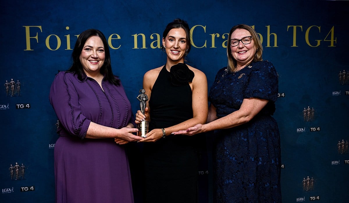 Aine Connaughton of Roscommon is presented with her TG4 Intermediate Team of the Championship award by by Trina Murray, LGFA President, and Deirdre Ní Choistín, Ard Stiúrthóir TG4. Pic: Sportsfile 